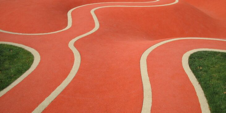 Ein Sportplatz. Sport hilft ehemaligen Schwangern bei der Rückbildung