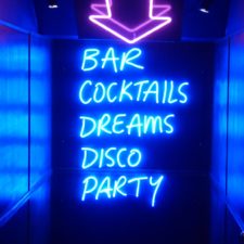 Neon Schild mit Bar Cocktails Dreams Disco Party