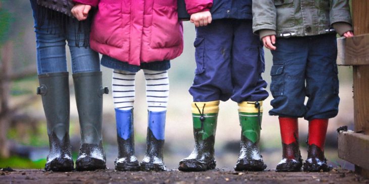 Kinder Beine in Gummistiefel. Vielleicht hat eines von vier Kindern FAS FASD weil die Mutter in der Schwangerschaft Alkohol konsumiert hatte?