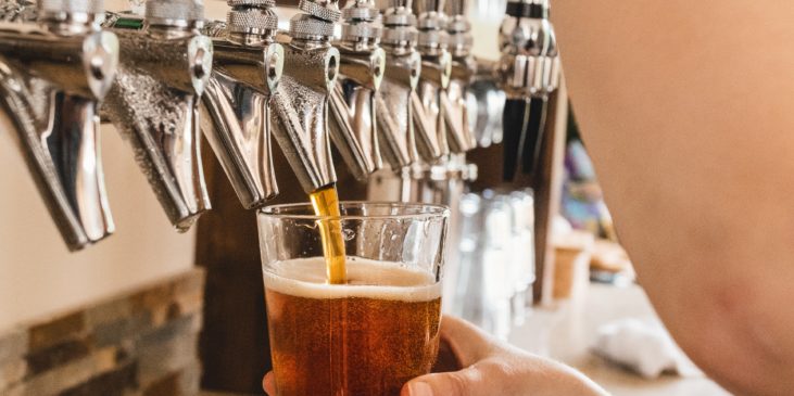 Englisches Bier wird gezapft