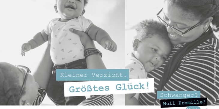 Ein Schwarzes Baby das von seiner Mutter in die Luft gehoben wird, daneben ein zweites Bild wie das Baby sich an seine Schwarze Mama liebevoll kuschelt