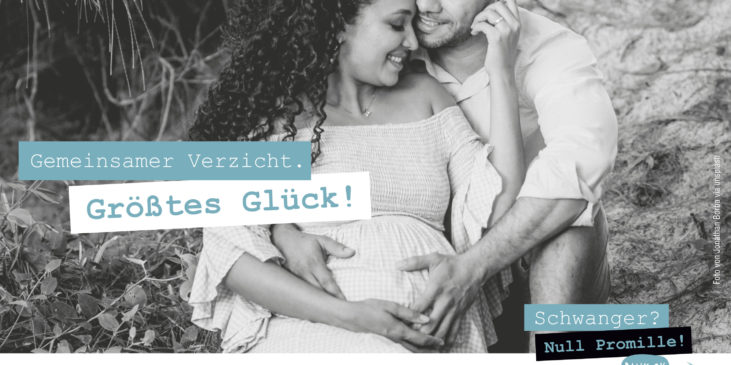 Ein schwangeres Paar beim kuscheln, beide haben ihre Hände auf dem Babybauch, ein schwangeres People Of Color Couple