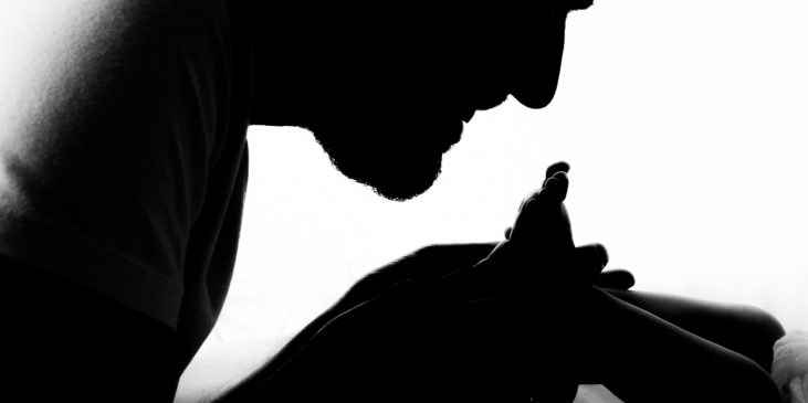 Portrait Papa mit Babyfüßen