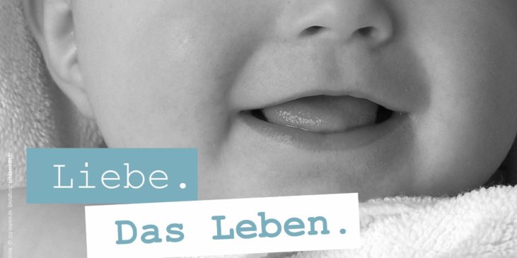 Poster mit dem Bild von einem Baby, dazu der Spruch "Liebe. Das Leben."
