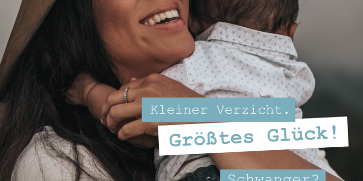 Eine Frau mit Hut umarmt lachend und innig ihr kleines neu geborenes Baby - Schwanger ohne Alkohol gewesen...