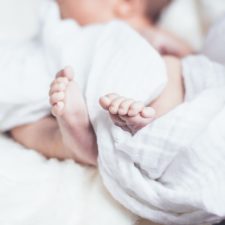 Neugeborenes im Bett_Bild von Pexels auf Pixabay