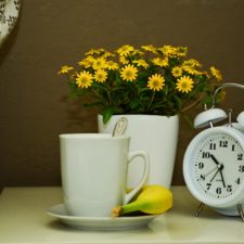 Blumen, Tasse, Wecker, Bett_Bild von congerdesign auf Pixabay