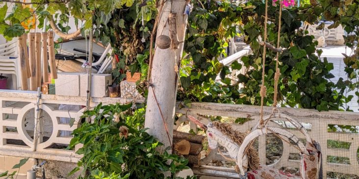 Selbstgebaute Einhornschaukel aus Autoreifen