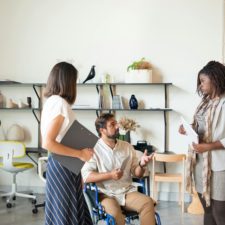 Drei Menschen arbeiten in einer Werbeagentur