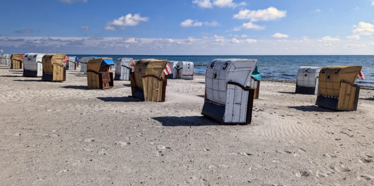 Strandkörbe mit Blick auf die Ostsee