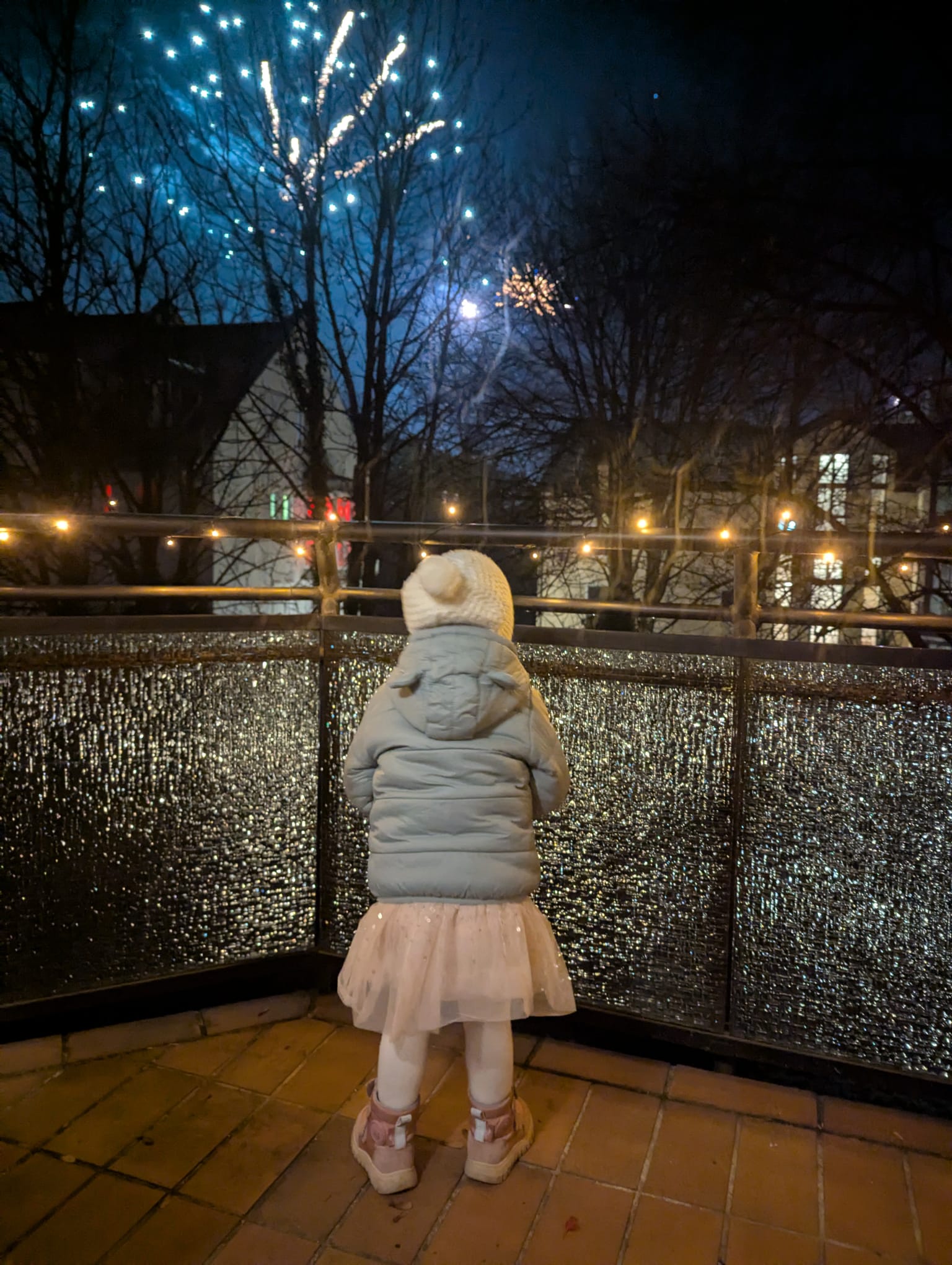 Kleinkind beobachtet Silvesterfeuerwerk