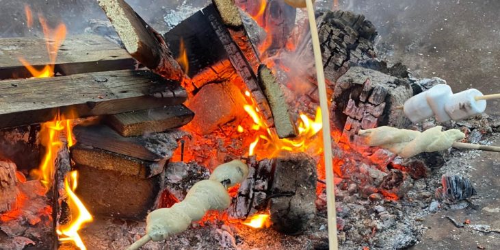 Stockbrot über dem Lagerfeuer