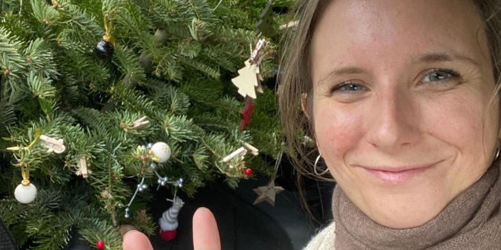 Leo zeigt Peacezeichen im Auto mit Weihnachtsbaum