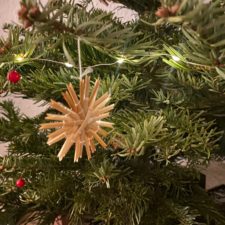 Feiertage ohne Familie Strohsterne am Weihnachtsbaum