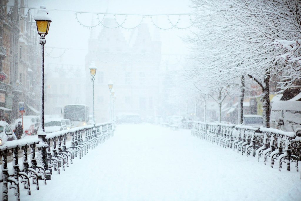 Eine winterliche, verschneite Brücke die nicht in Nürnberg ist...