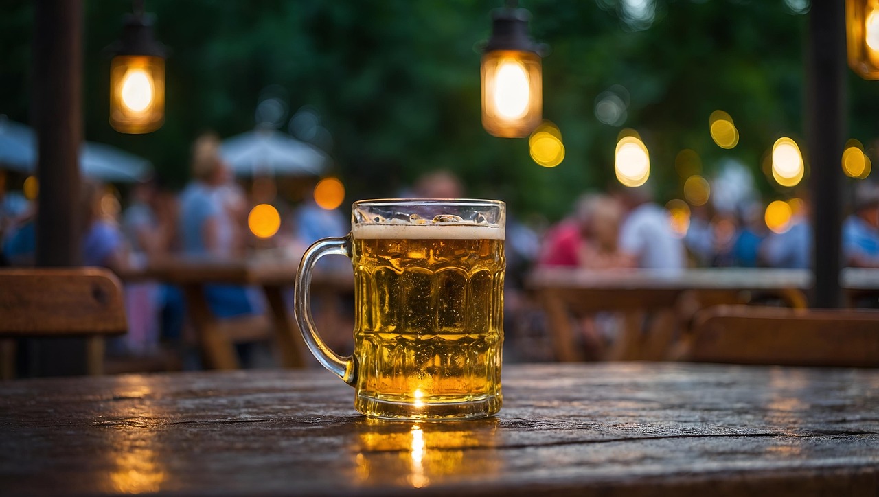 Maßkrug mit Bier in einem Biergarten bei Dämmerung – typisch für das Leben in München