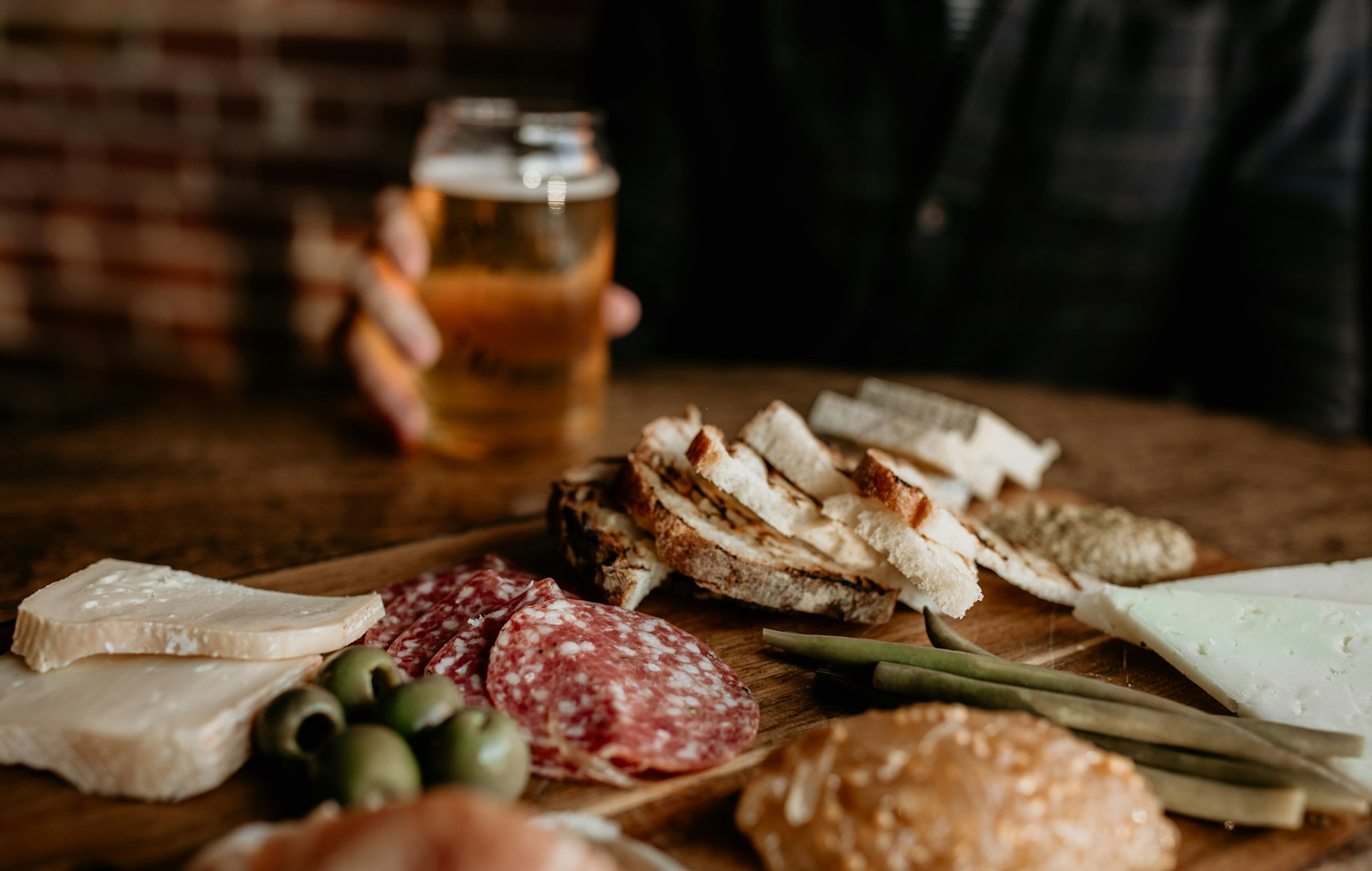 Lebensmittel, die in der Schwangerschaft tabu sind – Weichkäse, Rohwurst, Alkohol