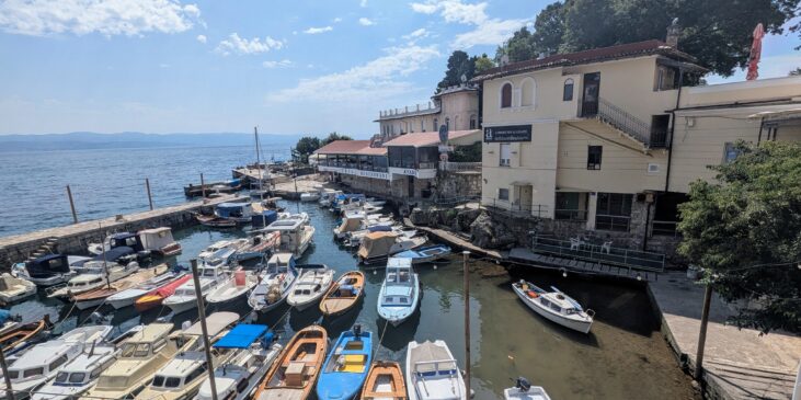Kleiner idyllischer Hafen in Lovran, Kroatien – ein Moment Ruhe während unserer Eltern-Auszeit
