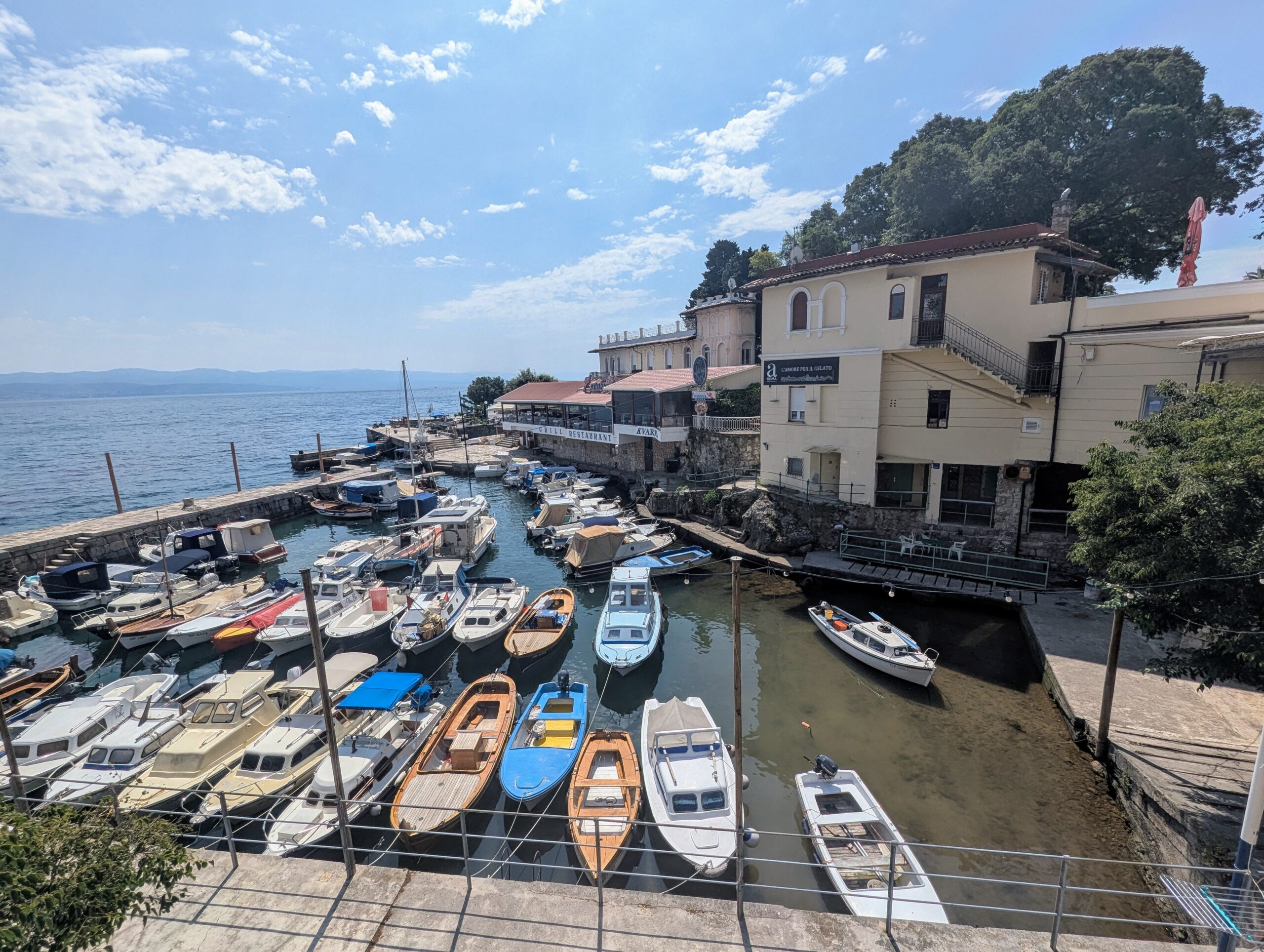 Kleiner idyllischer Hafen in Lovran, Kroatien – ein Moment Ruhe während unserer Eltern-Auszeit