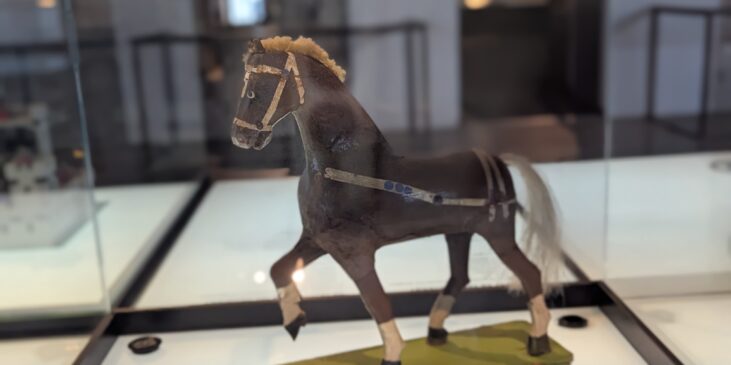 Historisches Spielzeugpferd auf Rollen in einem Museum – Erinnerung an die Kinder während der Eltern-Auszeit