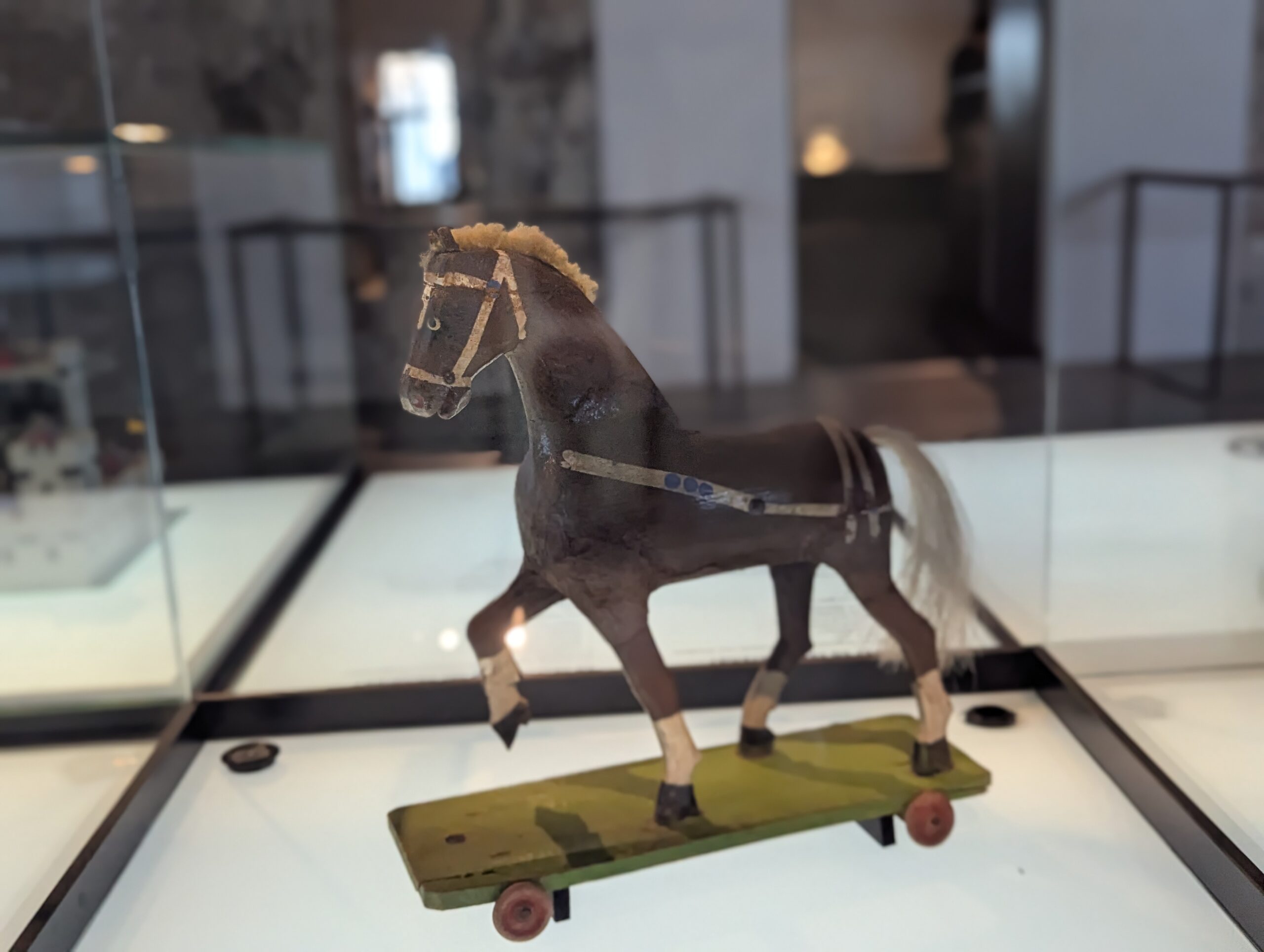 Historisches Spielzeugpferd auf Rollen in einem Museum – Erinnerung an die Kinder während der Eltern-Auszeit