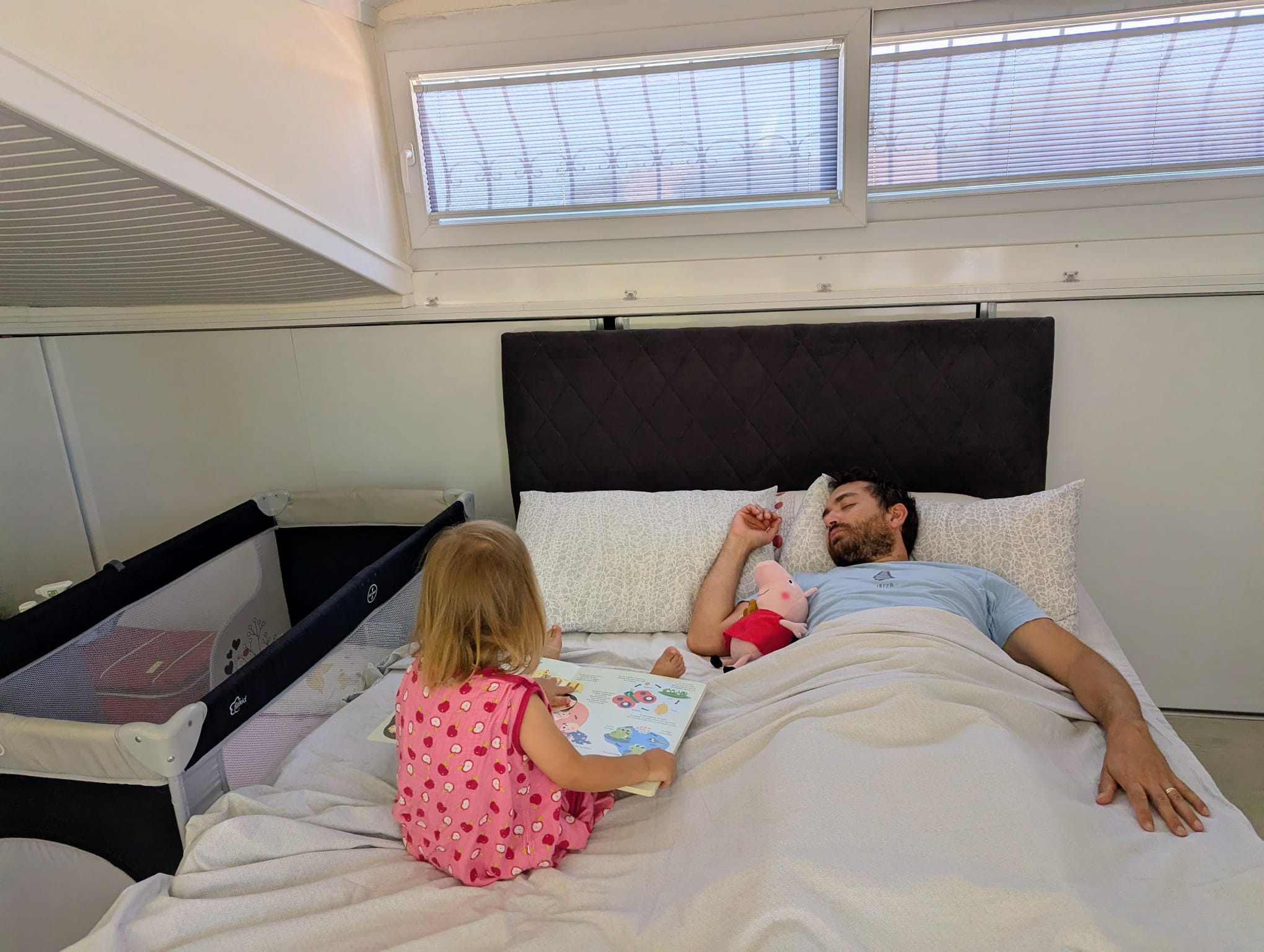 Vater döst mit Kleinkind im Bett ein – Einschlafbegleitung im Familienalltag