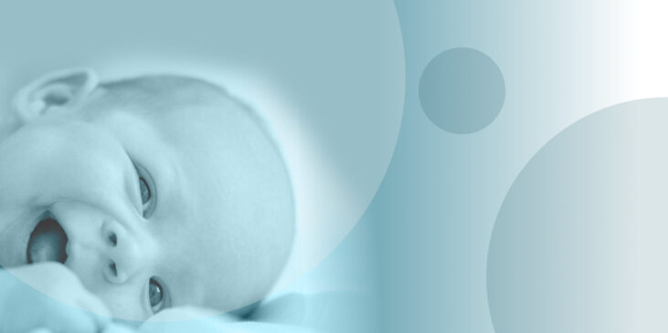 Ein lachendes, gesundes Baby ohne FASD dem fetalen Alkoholspektrum Störung Syndrom