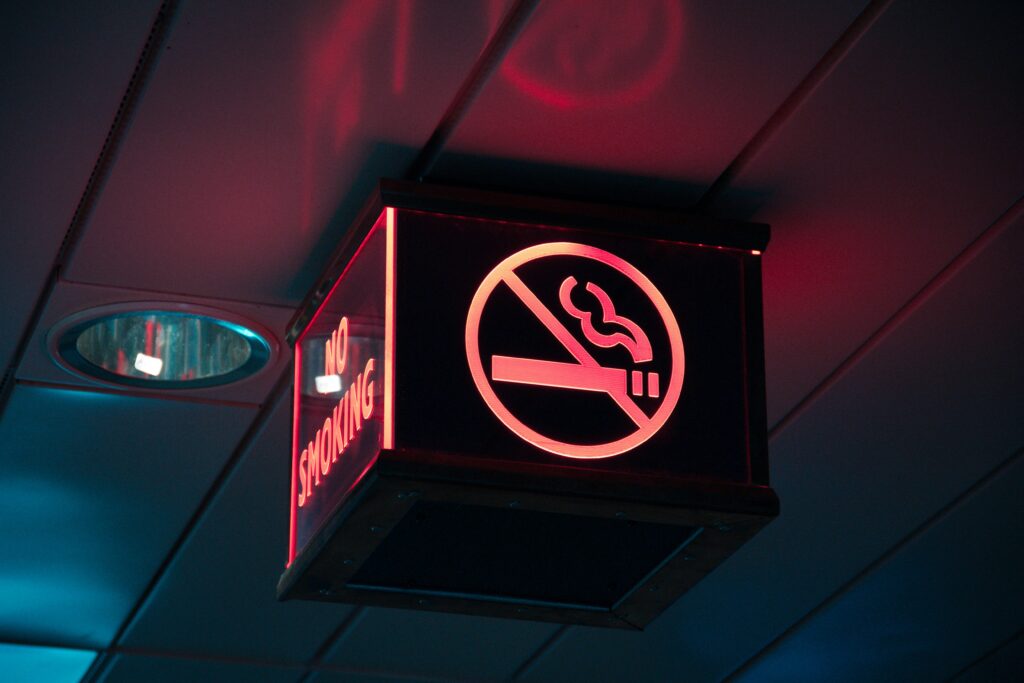 Ein rot leuchtendes Schild mit durchgestrichener Zigarette und "no smoking" Schrift