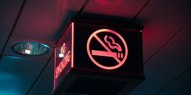 Ein rot leuchtendes Schild mit durchgestrichener Zigarette und "no smoking" Schrift