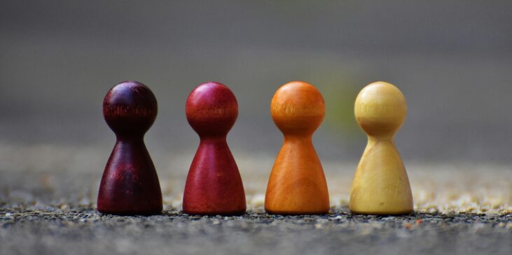 vier Spielfiguren aus Holz