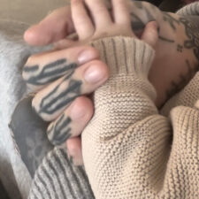 die Hand eines Babys in der Hand der Mutter