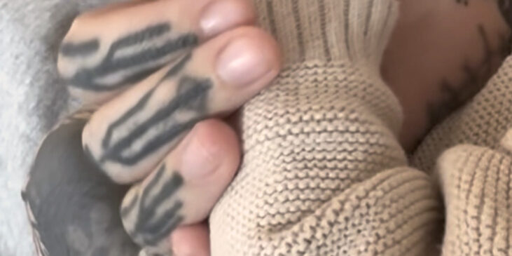 die Hand eines Babys in der Hand der Mutter