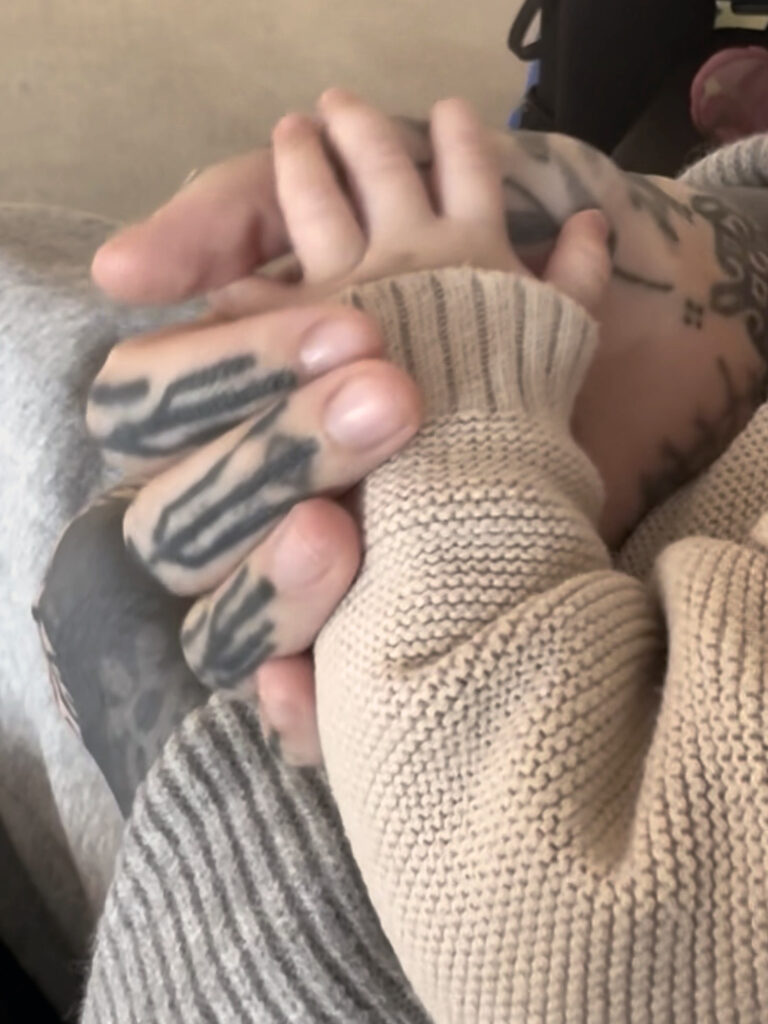 die Hand eines Babys in der Hand der Mutter