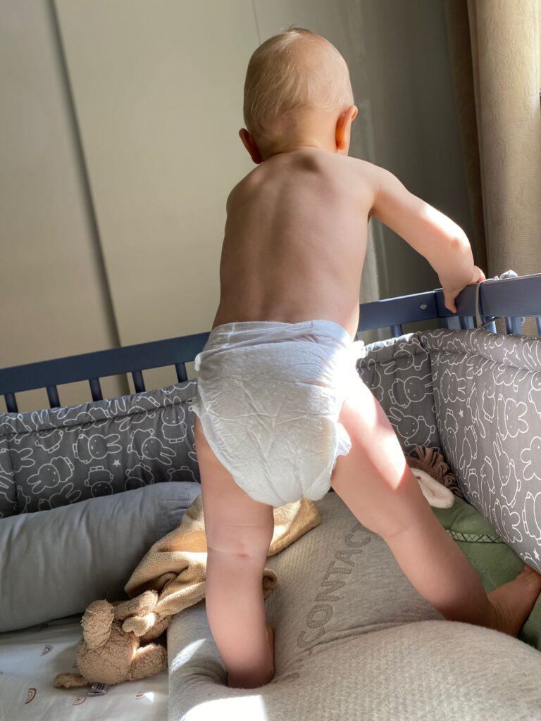 Kleinkind mit Windel im Bett, noch nicht windelfrei