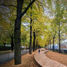 Neurodivers, neurotypisch oder ticken wir nicht alle anders? Kleinkind von hinten auf einem Holzweg am Spielplatz – Sinnbild für individuelle Wege.