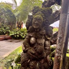 Bali mit Baby: Wie die Reise uns als Eltern verändert hat Eine Statue aus Stein auf Bali, die eine stillende Mutter darstellt