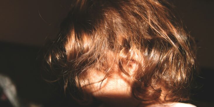 Kind mit zerzausten, ungekämmten Haaren als Symbol für den Struwwelpeter von heute