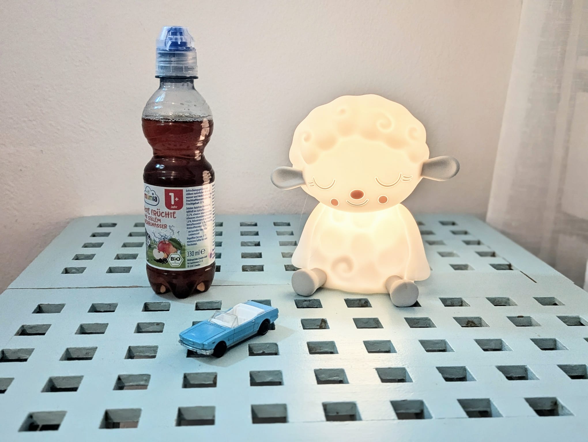 Geschenke der Medizinfee: ein Matchboxauto und eine Flasche Kindersaft