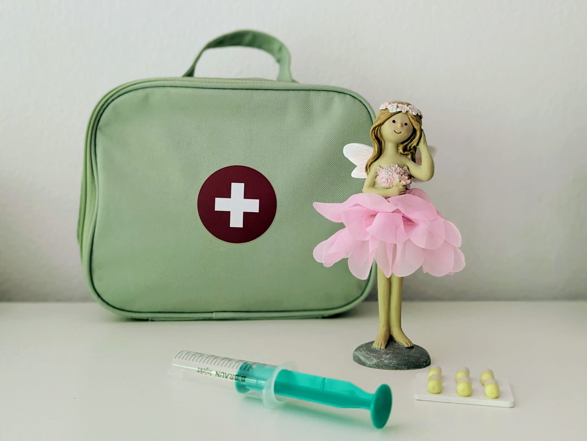 Medizinfee neben Medikamenten und Spritze – Fantasie hilft im Alltag mit Kindern, zum Beispiel bei der Einnahme von Medikamenten.