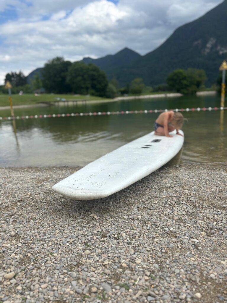 Kind im See, Surfbrett