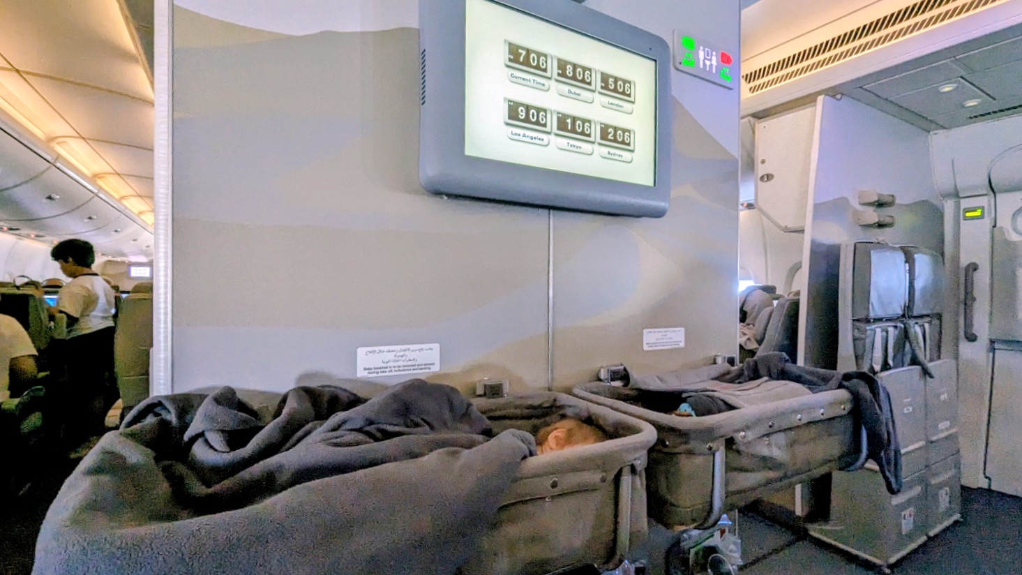 Baby schläft im Bassinet während eines Langstreckenflugs