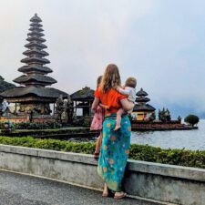 Fernreise mit Baby Mutter mit Baby und Kind vor einem Tempel auf Bali