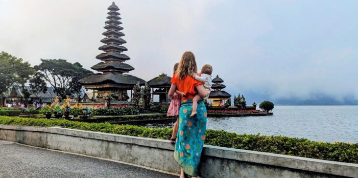 Mutter mit Baby und Kind vor einem Tempel auf Bali