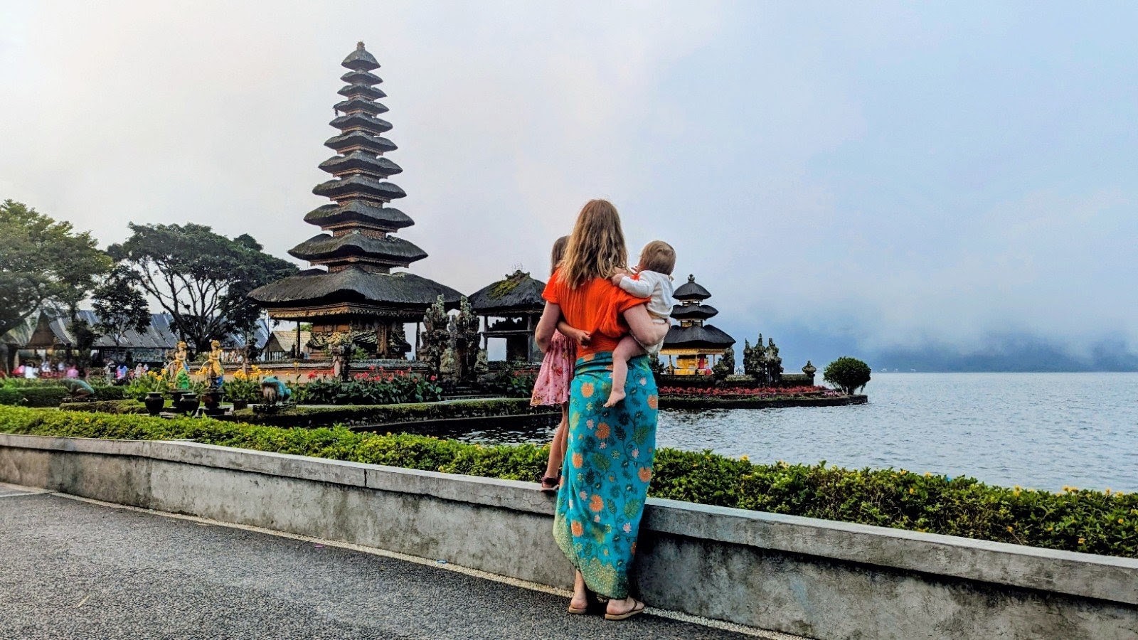 Mutter mit Baby und Kind vor einem Tempel auf Bali