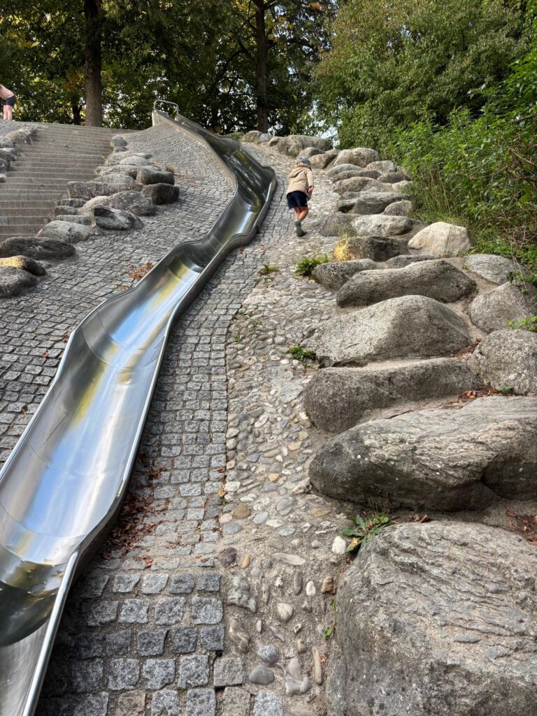 Kind beim Spielen im Park in den Sommerferien