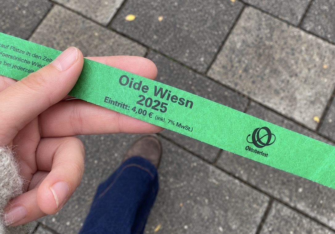 Grünes Eintrittsband für die Oide Wiesn 2025 