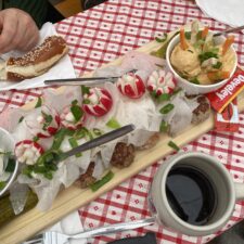 Die erste Wiesn ohne Alkohol Brotzeit mit Radieschen, Hummus und Fleischpflanzerl auf der Wiesn