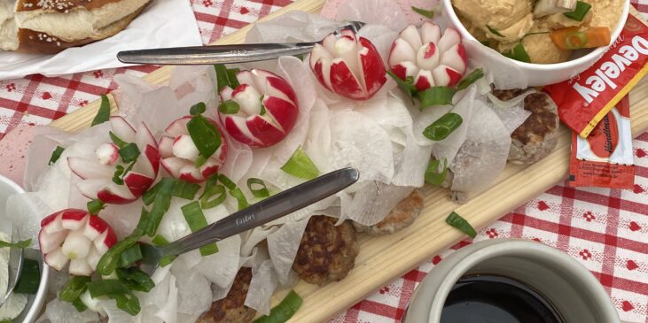 Brotzeit mit Radieschen, Hummus und Fleischpflanzerl auf der Wiesn