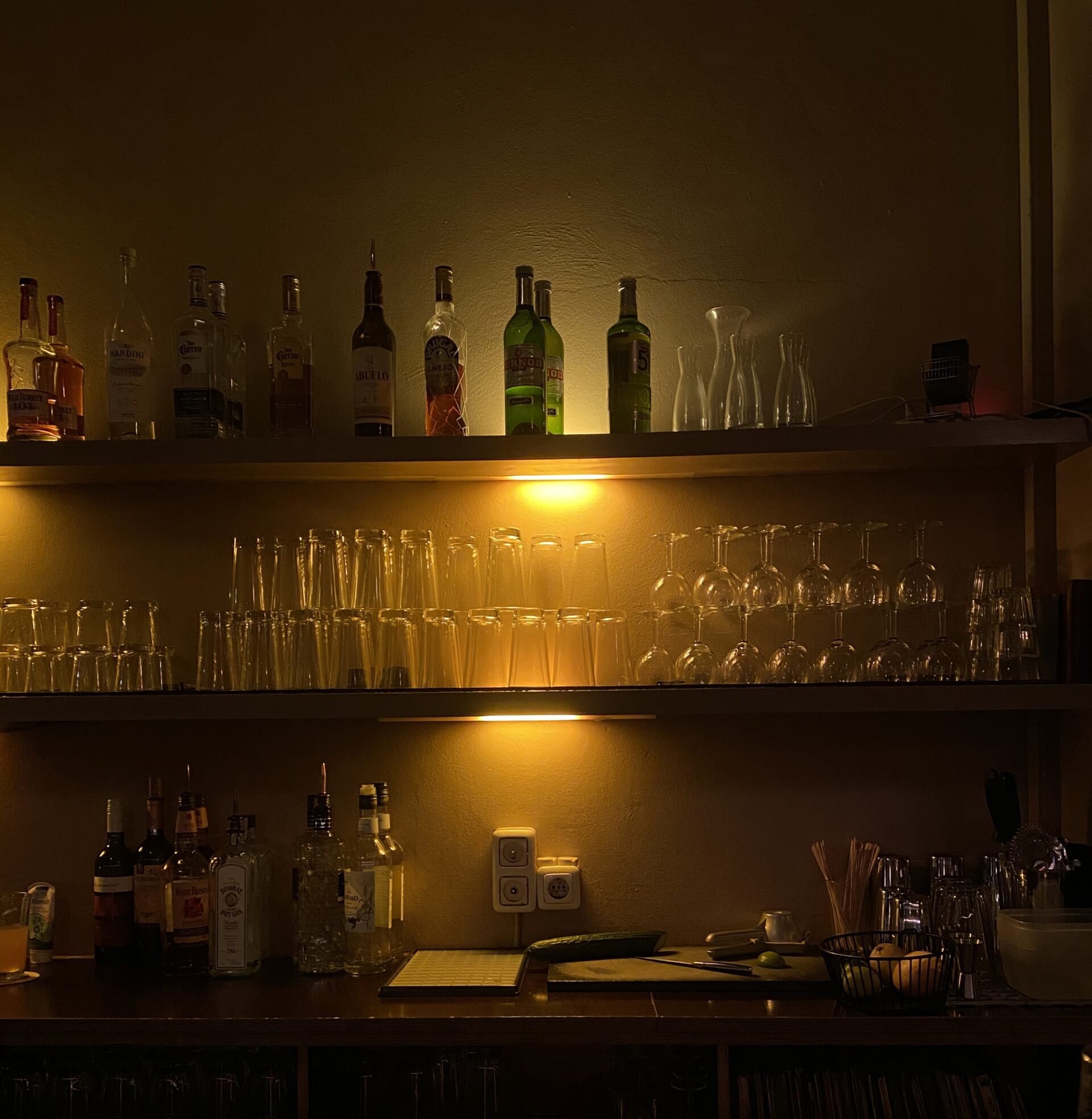 Bar mit Alkoholflaschen und Gläsern in einer gemütlichen Bar