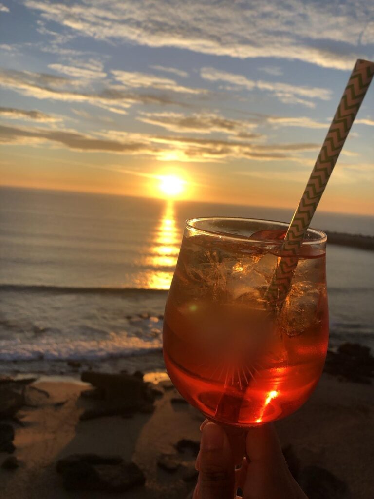 Mein Abschied von Alkohol und Zigaretten – ein Spritz bei Sonnenuntergang am Meer in Portugal
